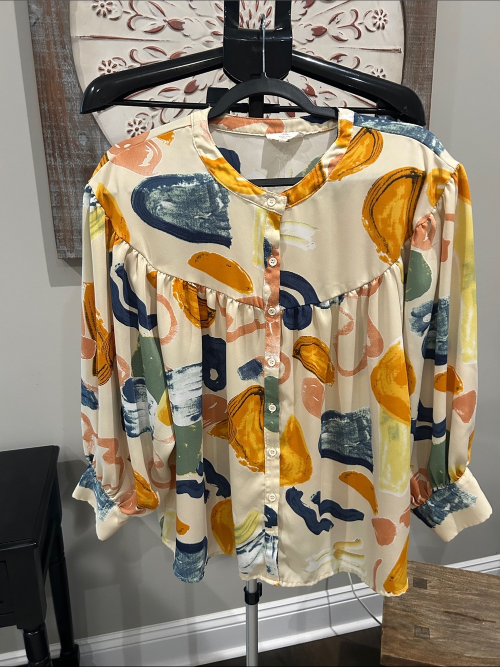 entro Women’s Abstract Paint-Brush Print Button-Down Blouse Size Medium
